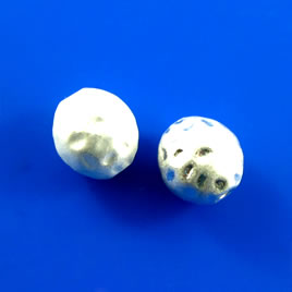Bead, white pearlized, 10x11mm hammered oval spacer. Pkg of 3.