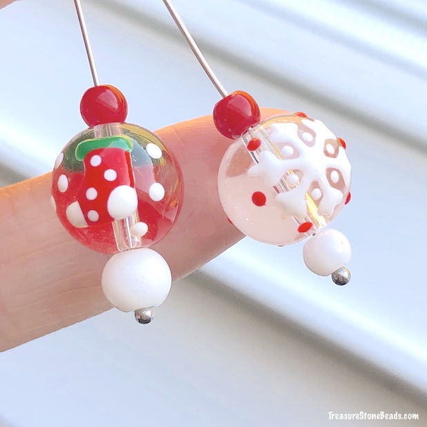 Bead, lampwork glass, white snowflakes, 12mm clear round. 4pcs